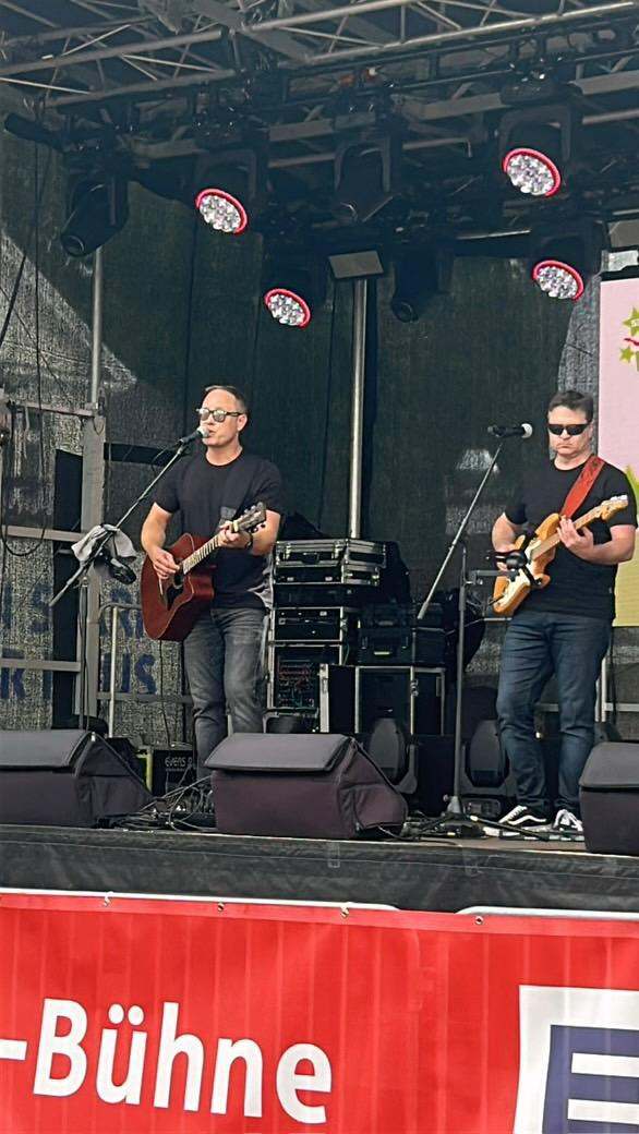 Zwei Musiker spielen live auf einer Festival-Bühne