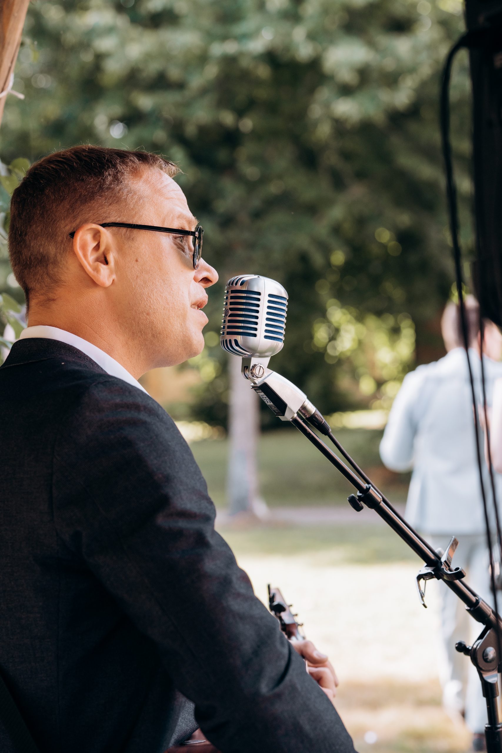 John Eid singt live bei einer Trauung im Freien